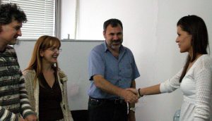 ЧЕСТИТКА- Чланови испитне комисије доцент др. Момчило Бајац, др. Љиљана Булатовић и доцент др. Милош Бабић честитају Наташи Исаиловић након положеног дипломског испита