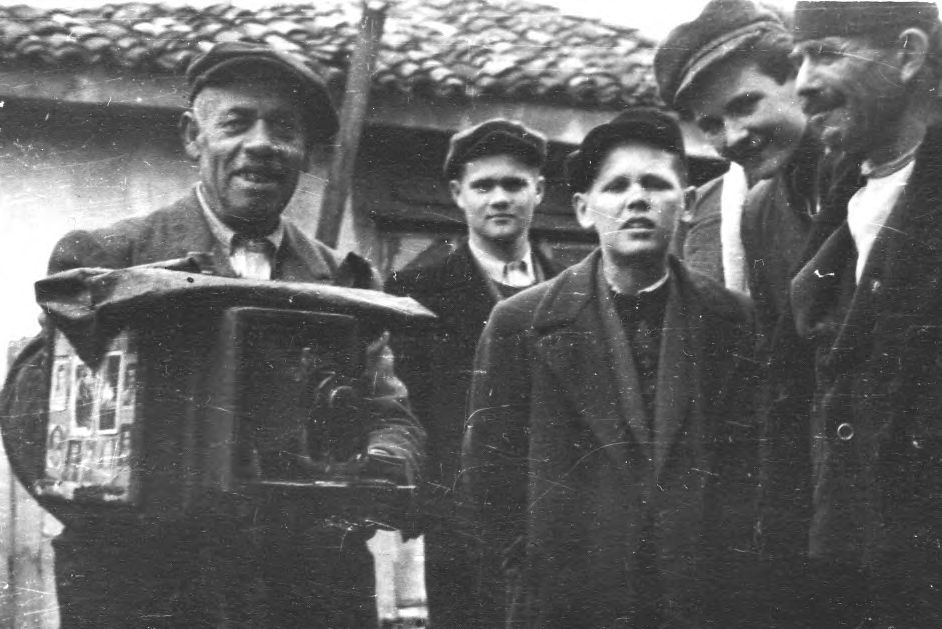 ПИОНИР ФИЛМА НА БАЛКАНУ – Новосадски гимназијалци 1948. године, у Битољу, у посети Милтону Манакију једном од пионира филма и фотографије некадашње Југославије