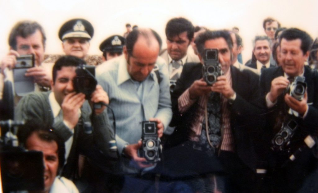 Лице у лице- Титов снимак фоторепортера који њега снимају