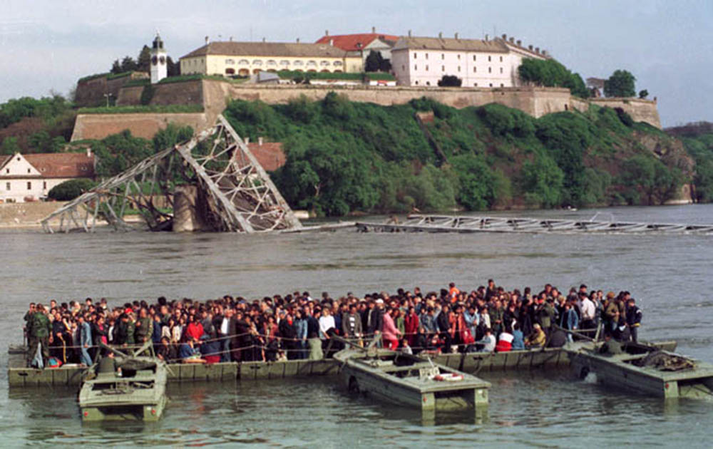 Нови Сад.1999.Агресија.Скела крај Варадинском моста.Фото:Дарко Дозет